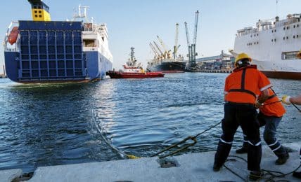 Festmacher helfen Seeschiffen beim Anlegen