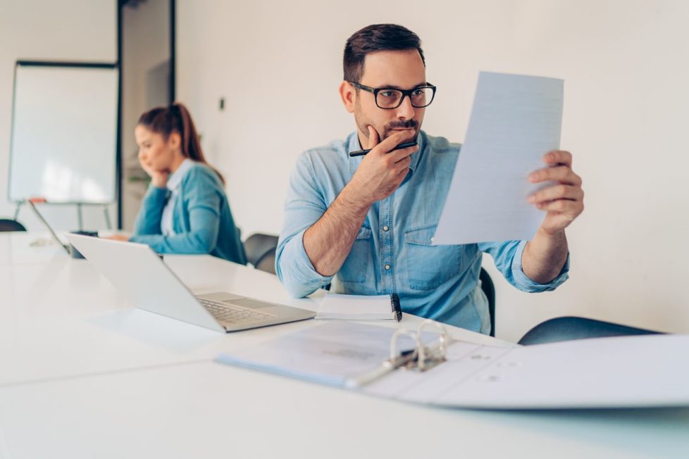 Personaler liest Gehaltsvorstellung in Bewerbung