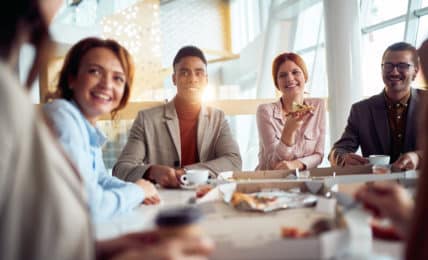 Fröhliche Arbeitskollegen feiern Einstand im neuen Job