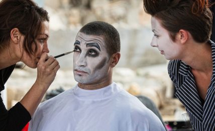 Maskenbildner verwandeln Menschen äußerlich