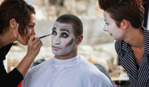 Maskenbildner verwandeln Menschen äußerlich