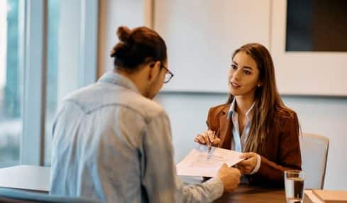 Frau bei Bewerbung ohne Zeugnis