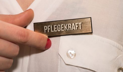 Pflege; Berufsbild; Namensschild Pflegekraft