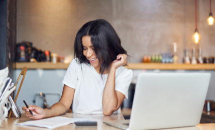 Frau unterschreibt für Online Bewerbung