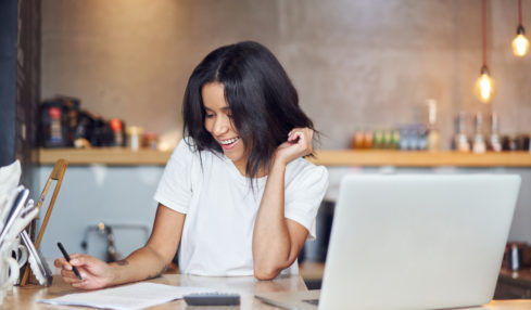 Frau unterschreibt für Online Bewerbung