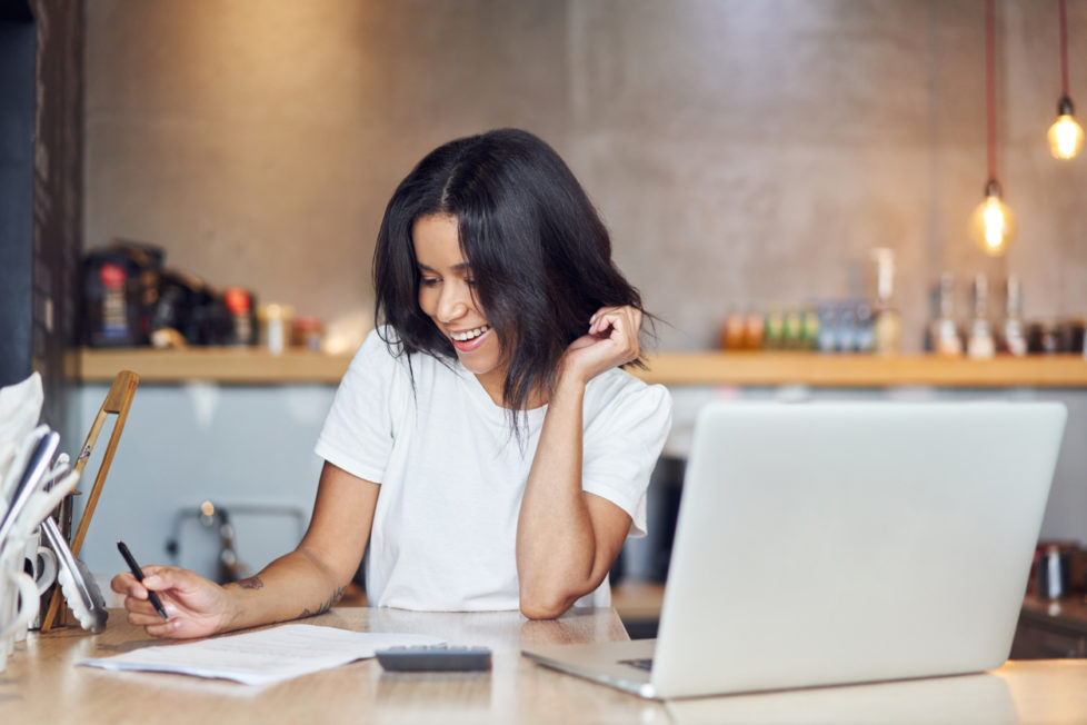 Frau unterschreibt für Online Bewerbung