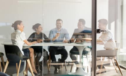 Besprechung des Betriebsrat im Büro hinter verschlossenen Türen