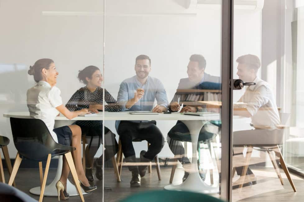 Besprechung des Betriebsrat im Büro hinter verschlossenen Türen