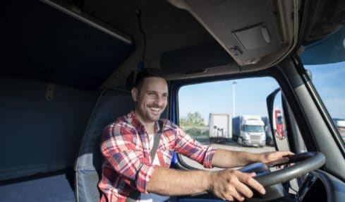 Lkw-Fahrer in der Fahrerkabine