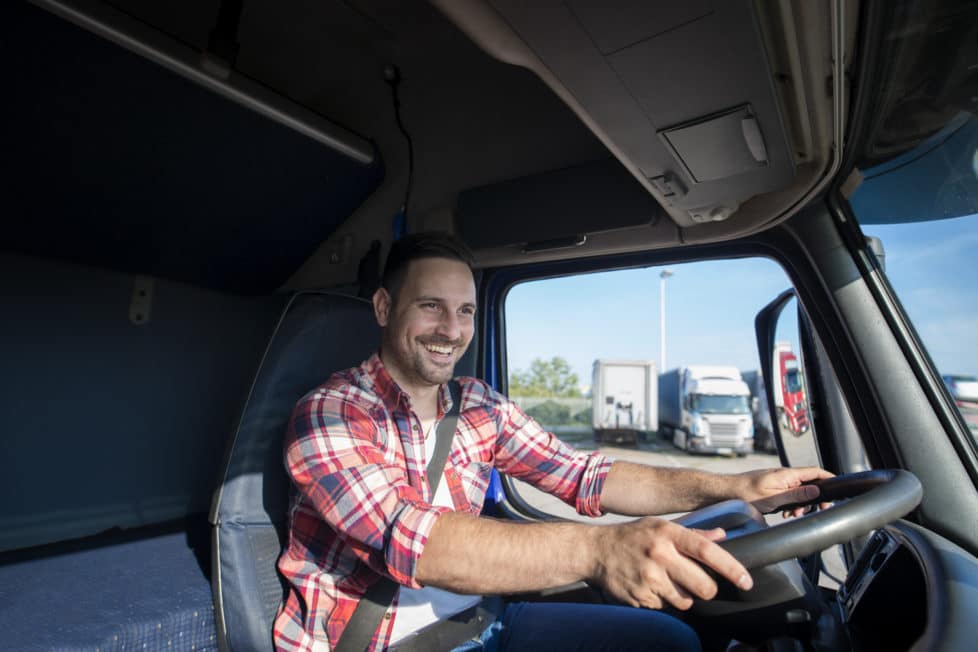 Lkw-Fahrer in der Fahrerkabine