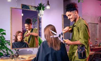 Friseur schneidet Kundin mit Heckenschere die Haare