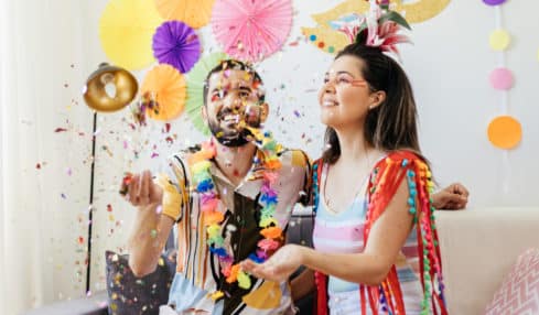 Kollegen feiern Fasching im Büro