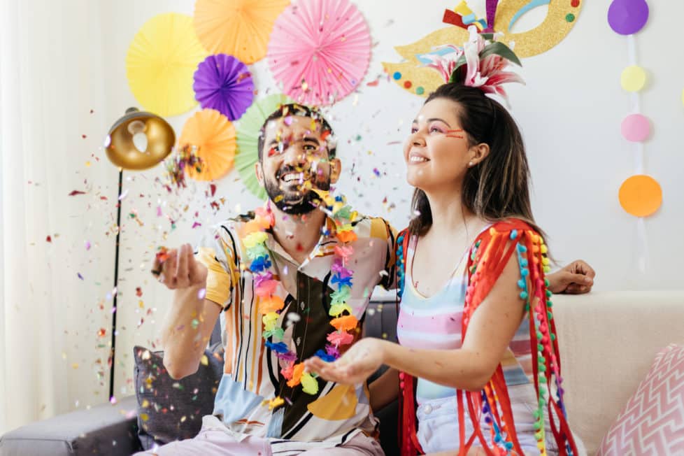 Kollegen feiern Fasching im Büro