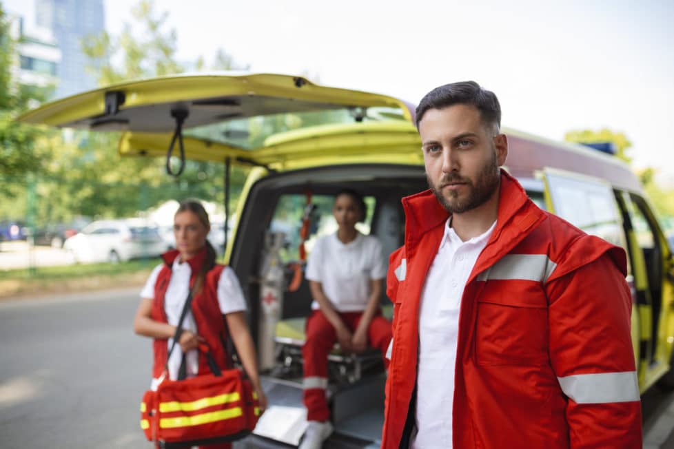 Rettungssanitäter steigen in Krankenwagen ein