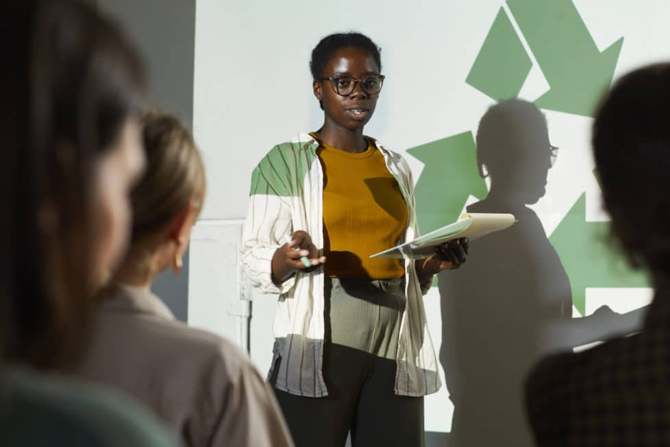 Junge Stoffstrommanagerin hält Vortrag zu Recycling und Abfallwirtschaft