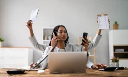 Frau betreibt Multitasking bei der Arbeit