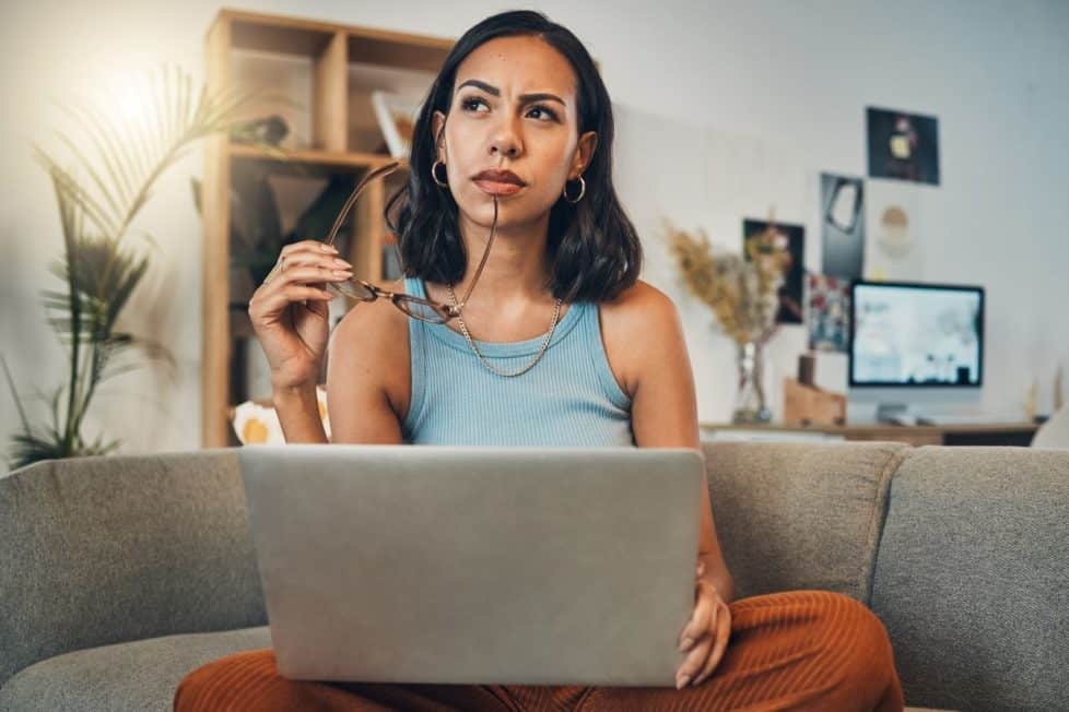 Frau vor Laptop überlegt: Habe ich ein Recht auf Teilzeit?